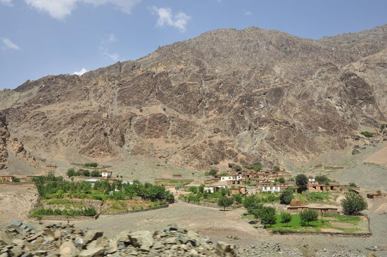 Blick auf ein afghanisches Dorf jenseits des Pyansch.