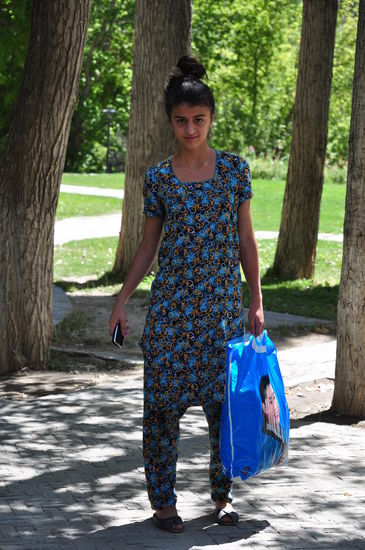 Mädchen im Chahar Bagh von Khorog