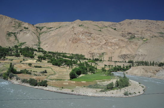 Auf dem Weg zum Garm Chashma: der Pyansch und im Hinergrund Afghanistan