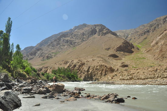 Das Bad im Pyansch nach der Erwärmung in den heißen Quellen (Garm Chashma)