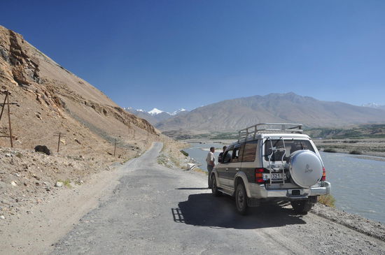 Im Hintergrund sind die Gipfel des pakistanischen Hindukusch (Tod der Hindus) schon ersichtlich