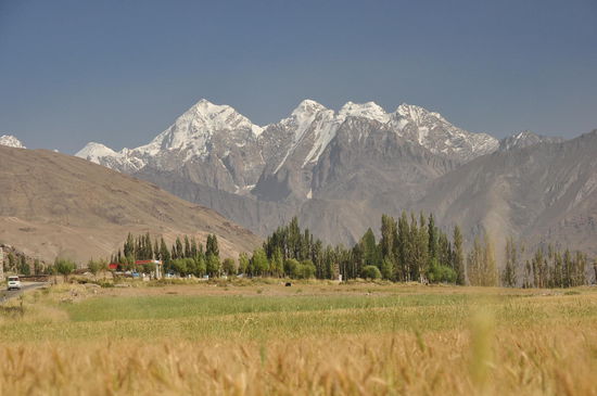 Im Vordergrund die afghanischen (nicht weißen) Gipfel des Wakhan und dahinter die Schneebedeckten Berge des Hindukusch in Pakistan