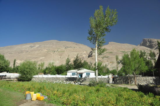 Unser Spaziergung durch die Ortschaft Yamg führt uns an Gärten vorbei ...