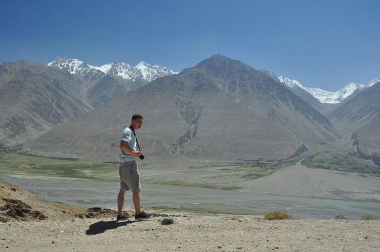 Etwas 500-700 m überhalb des unteren Teil des Korridors halten wir wegen einer Autopanne an und genießen die Sicht nach Afghanistan und Pakistan.