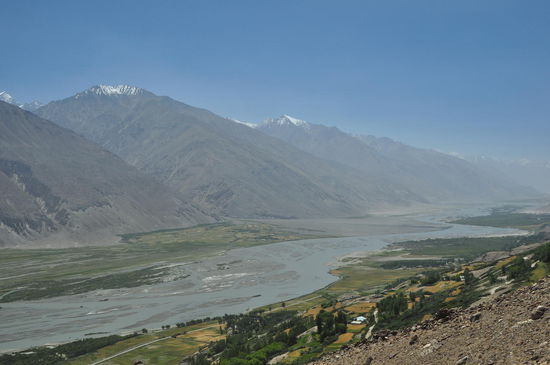 Blick Richtung Westen in den Korridor mit dem Fluß als Grenze.