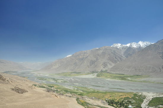 Blick Richtung Osten in den Korridor mit dem Fluß als Grenze.
