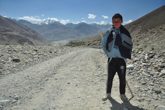 Ein Schäferjunge kommt uns entgegen.