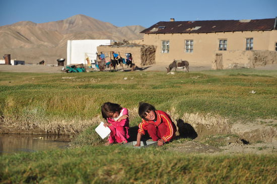 Kinder beim Spielen in Bulungkul