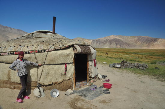 Kirgisin vor ihrer Yurte beim Bulungkul