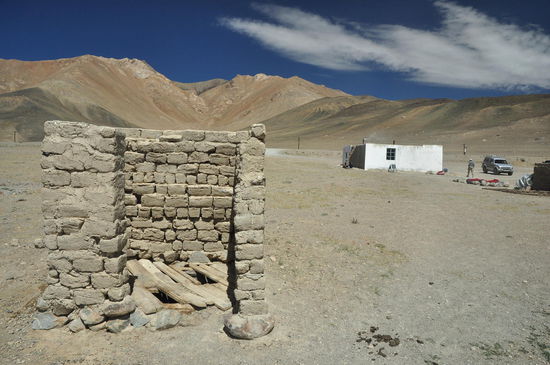 Im Vordergrund die Toilette im Hintergrund das Haus, in dem wir zu Mittag aßen