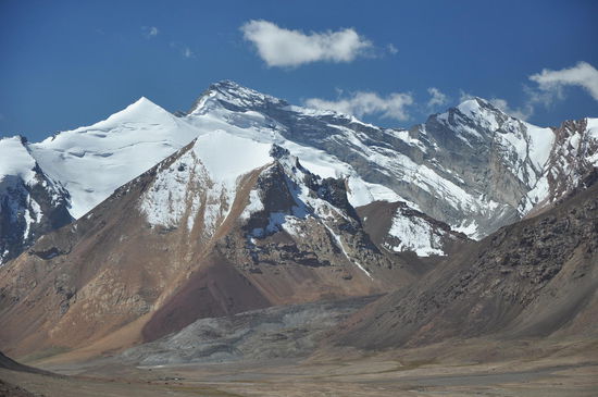 Links unten am Fuß der hohen Berge kann man die Behausungen erahnen, die wir mit dem Jeep aufgesucht haben.