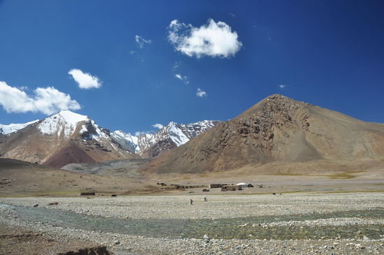 Das letzte breite Stück eines Baches trennt uns noch von den Jurten der Einheimischen.