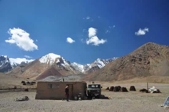 Rechts im Hintergrund sieht man den gestapelten Ziegendung, der in der Sonne getrocknet wird und als Feuermaterial dient.