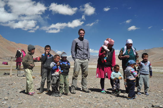 Zusammen mit den Kindern, der Oma und der Mama.
