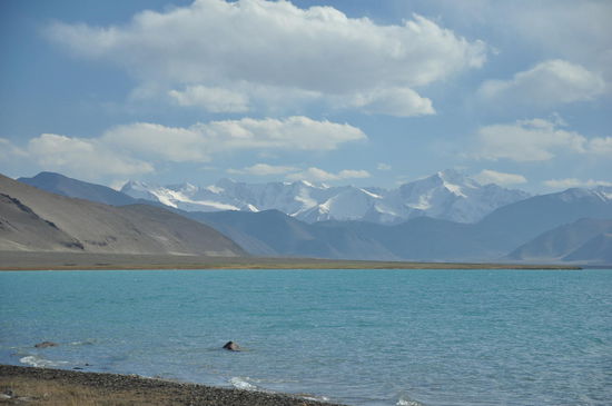 Der Karakul bietet spektakuläre Aussichten auf den Pamir
