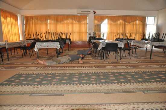 Ruhepause auf der Rückfahrt von Khorog nach Doshanbe (ca. 14,5 h)