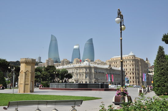 Baku, der Blick von der Promenade auf die Feuertürme