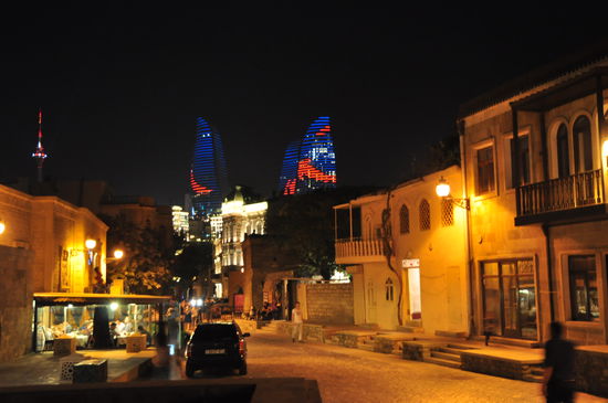 Die Flammentürme bei Nacht aus der Altstadt