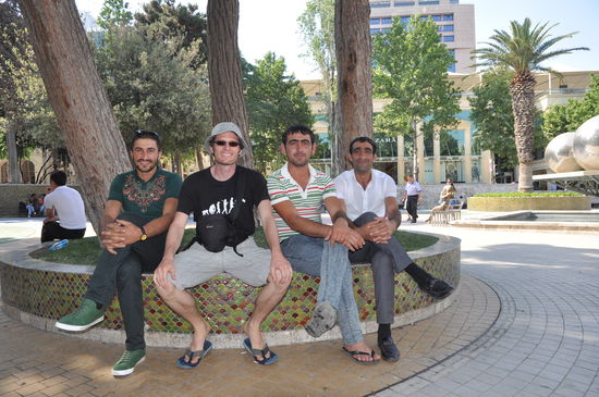 Mit jungen Männern auf dem Meidan