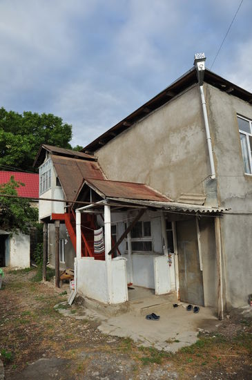 Das Haus meiner Gastgeberin und die rot-braun gestrichene Treppe zu meinem Zimmer hoch