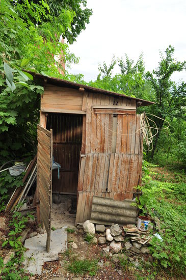 Die Toilette hinterhalb des Hauses