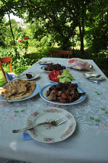 Mittagessen im Garten meiner Unterkunft