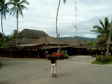 Diese Frau kenn ich nicht. Aber diese Stroh-Bambus-Huetten sind der Airport von Ko Samui
