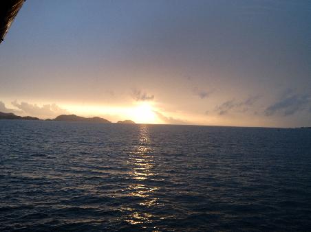 Links von mir hat es geschuettet, der Blick von der Faehre auf Ko Chang andere Seite