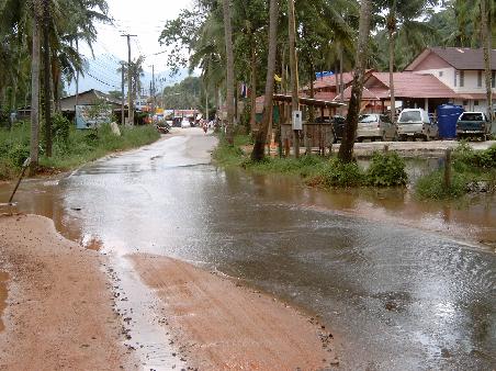 So ist derzeit die Strasse am Kai Bae Beach ueberschwemmt. Geht schon wieder.