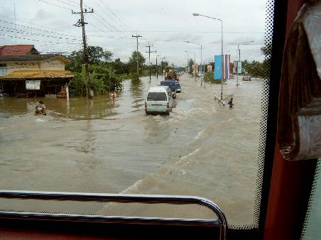 Krasse Ueberflutung der Strasse, ca. 50 km vor Rayong.