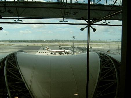 Suvarnabhumi Airport, ca. 30 km östlich von Bangkok in Bang Na.