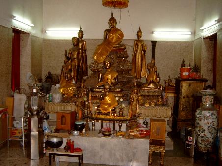 Das ist einer der grossen Buddahs. Hier im Wat Thensirin