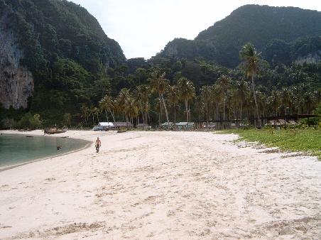 Sehr ruhiger Strand. Hat wohl mit der Sache in BKK zu, dass keine Leute da sind.