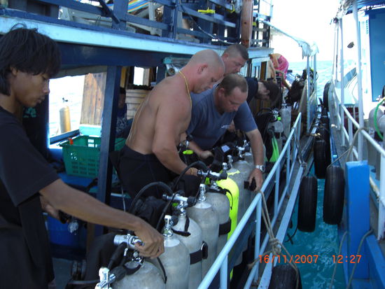 Peer, Bernd mit Adi dem Dive-Master beim Checken der Geräte