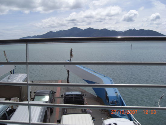 Auf der Faehre mit Blick auf Koh Chang
