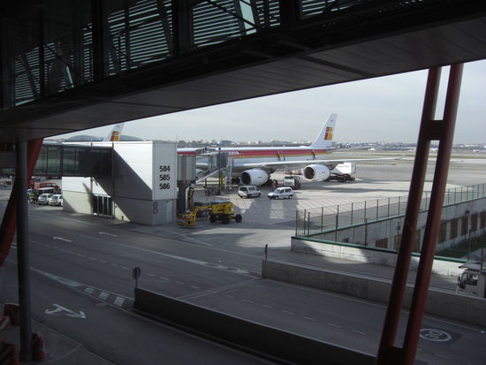 Flughafen Madrid, unser Bomber gen Suedamerika.