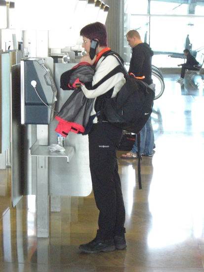 Nochmal schnell zu Hause anrufen, bevor man ueber 13 Stunden offline ist.....