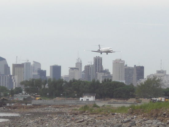 Anflug eines Fliegers auf den nationalen Flughafen von Buenos Aires