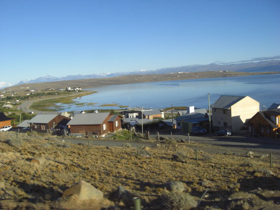 El Calafate am Lago Argentino, größter See Argentiniens. Er hat eine Länge von 100km, eine Breite von 20km und ist bis zu 200m tief.