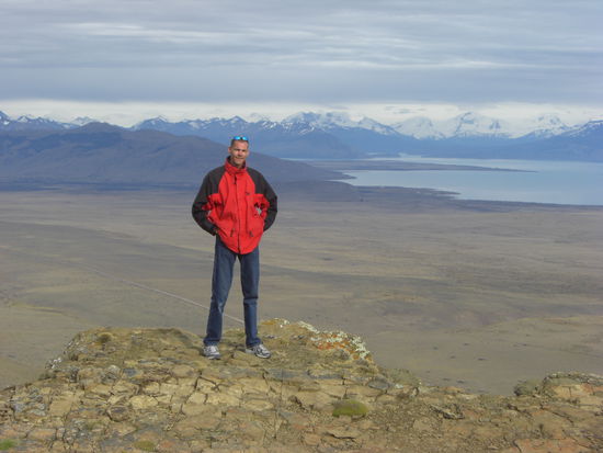Hinter mir ging es ein paar Meter runter 
Im Hintergrund die Gletscher und der Lago Argentino