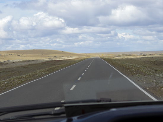Die Fahrt durchs Nichts. Halt! Doch, ein paar Vogel Sträuße haben wir gesehen.