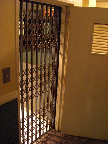 Mit noch original Aufzug. Sehr nostalgisch.