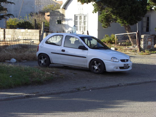 Die Flasche auf dem Auto markiert, daß es zu verkaufen ist