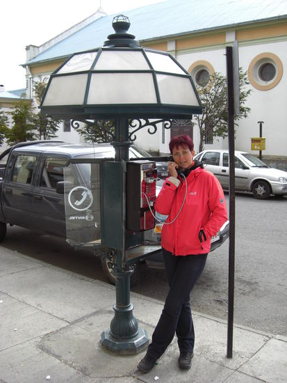 Süße Maus an einer süßen "Telefonzelle"