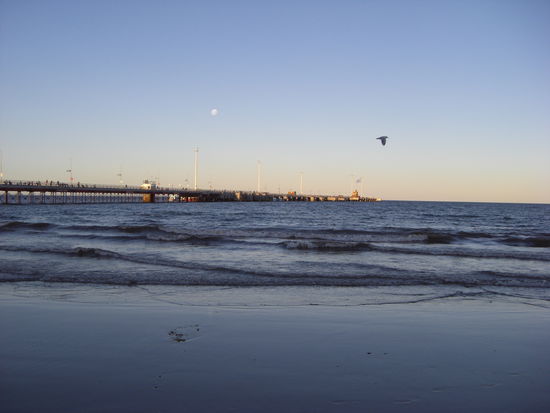 Der sehr lange Pier, bei dem auch Kreuzfahrtschiffe anlegen