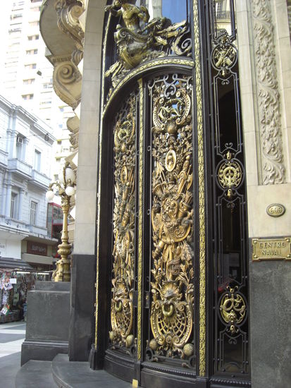 Eine goldene Tuer im Bankenviertel.