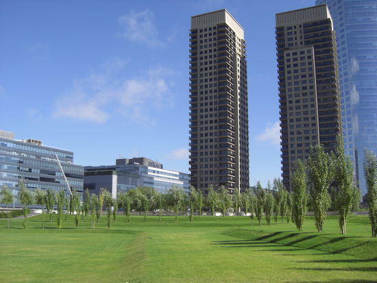Nein, das ist kein Golfplatz......
Aber vermutlich der selbe Architekt von diesen Gebaeuden.
