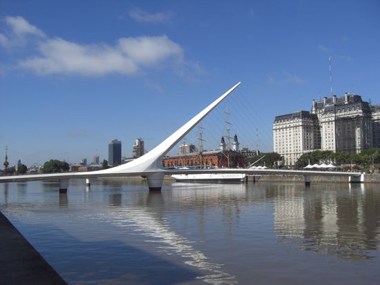 Eine sehr eindrucksvolle (und auch schwenkbare) Bruecke vor dem, rechts im Bild liegenden; Verteidigungsministerium.