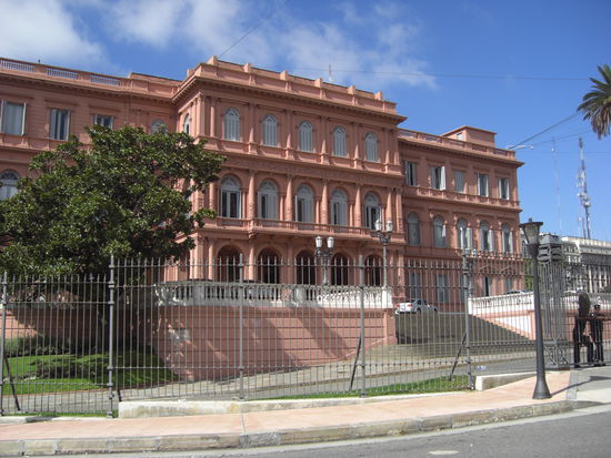 Casa Rosada, der Praesidentenpalast am Plaza de Mayo (aeltester Platz von BA)