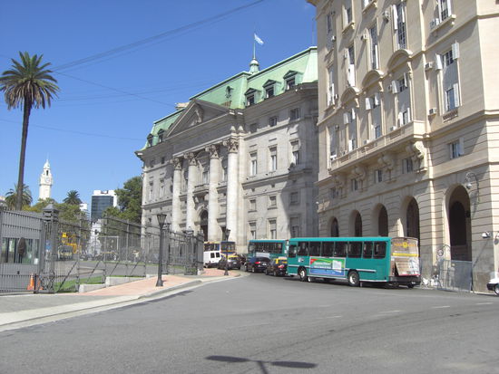 Mit dem gruenen Dach, das ist die Banco de la Nacion